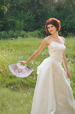 포토 JPG 해외이미지 응시 드레스 여자 웨딩드레스 포즈 한명 들기 사람 상반신 성인 옆모습 부채 복고 성인여자한명만 해외202004 해외포토 1 시선 옷 뷰포인트 모션 여자한명만 성인여자만 파일형식 이미지허브