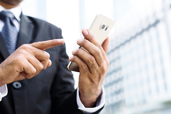 포토 JPG 해외이미지 백인 직업 라이프스타일 디자인 응시 남자 행복 백그라운드 인터넷 비즈니스 사업가 통신 태국 모바일 세포 대화 사람 정장 성인 사람없음 건물 스마트폰 핸드폰 사무실 스크린 도시 비즈니스맨 우아함 어플리케이션 전화기 스마트 인도네시아 부름 싱가폴 경영 셀룰러 해외202004 해외포토 서양인 건축물 시선 옷 감정 아시아 컨셉 모션 말하기 생활 전자제품 스마트기기 직장인 파일형식 이미지허브