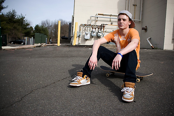 포토 JPG 해외이미지 공원 남자 문화 어린이 스포츠 생각 청소년 휴식 한명 사람 앉기 소년 야외 10대 여름 청춘 유행 스케이트 스케이팅 흰색 도시 스케이트보드 기다림 승차 아스팔트 복고 사색 스케이터 땅바닥 사춘기 요령 펑크 프리스타일 스타일 해외202004 해외포토 1 계절 공공시설 도로 스포츠용품 컬러 컨셉 모션 겨울스포츠 운동선수 바닥 보드_스포츠 파일형식 이미지허브