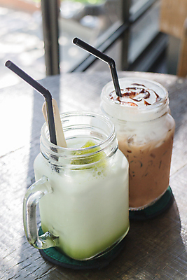 포토 JPG 해외이미지 주간 탁자 빨대 사람없음 야외 카페 녹차 말차 카페모카 해외202004 해외포토 자연요소 커피 가구 차_음료 상점 파일형식 이미지허브