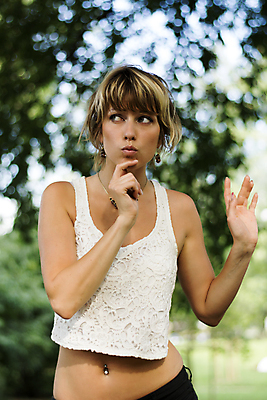 포토 JPG 해외이미지 백인 모델 라이프스타일 여자 행복 여행 생각 자연 휴가 한명 서기 사람 야외 표현 의심 해외202004 해외포토 서양인 1 감정 모션 생활 생태계 파일형식 이미지허브