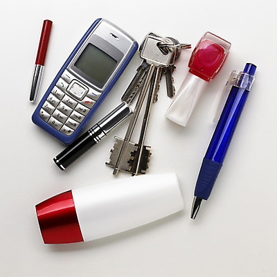 포토 JPG 해외이미지 가방 열쇠 실내 사람없음 빨간색 파란색 스마트폰 펜 검은색 화장품 회색 립스틱 흰색 못 해외202004 해외포토 잡화 컬러 내부 핸드폰 스마트기기 필기구 뷰티 공구 파일형식 이미지허브