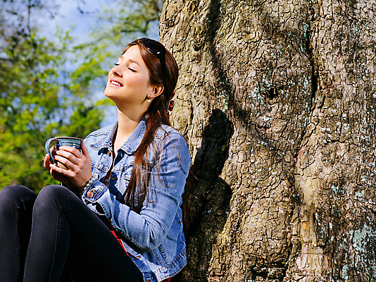 포토 JPG 해외이미지 나무 공원 여자 커피 자연 휴식 갈색머리 한명 미소 앉기 야외 가로 여름 햇빛 태양 봄 마시기 잡기 해외202004 해외포토 자연요소 식물 1 헤어스타일 계절 공공시설 음료 컨셉 모션 표정 사람 생태계 파일형식 이미지허브