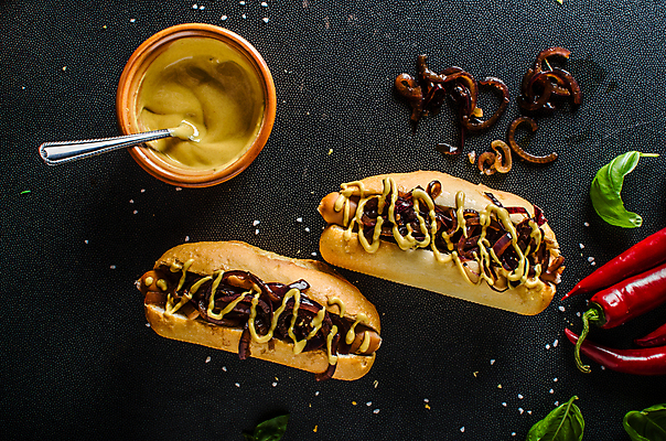 포토 JPG 해외이미지 그릇 검은배경 실내 사람없음 하이앵글 숟가락 머스터드 홍고추 핫도그 바질 해외202004 해외포토 식기 음식 뷰포인트 백그라운드 고추 패스트푸드 수저 내부 검은색 소스_음식 파일형식 이미지허브