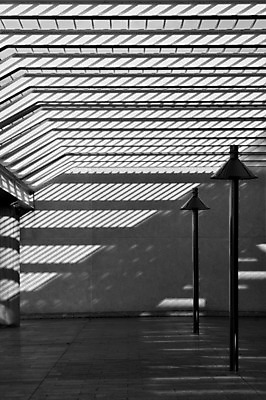 포토 JPG 해외이미지 선 건축양식 아침 흑백 그림자 사람없음 건물 햇빛 금속 맑음 램프 그늘 묘사 천장 안뜰 천창 카피스페이스 해외202004 해외포토 주간 건축물 건축 재질 날씨 조명 촬영기법 태양 공백 파일형식 이미지허브