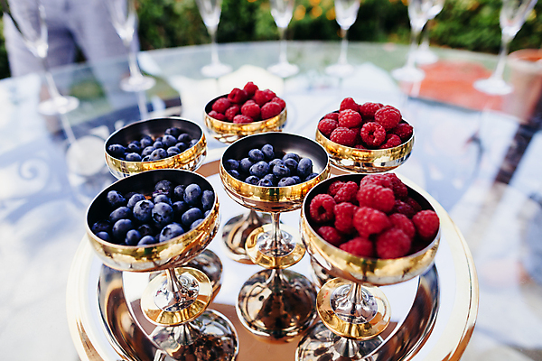 포토 JPG 해외이미지 라이프스타일 열매 음식 분홍색 백그라운드 과일 유리 탁자 딸기 디저트 건강 사람없음 빨간색 보라색 에너지 신선 달콤 매끈함 블루베리 산딸기 떨림 단백질 스무디 해외202004 해외포토 식물 음료 컬러 가구 모션 재질 생활 감각 맛 영양소 파일형식 이미지허브