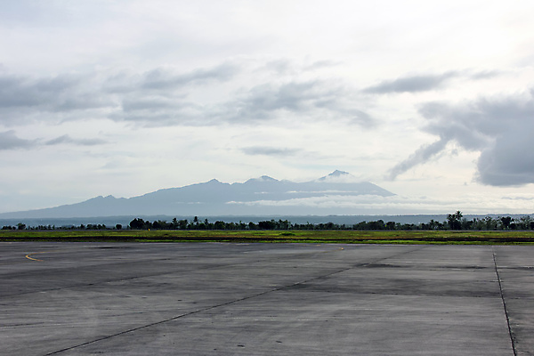 포토 JPG 해외이미지 구름 산업 도로 선 여행 자연 하늘 휴가 산 사람없음 야외 공항 항공 활주로 해외202004 해외포토 자연요소 길 교통시설 생태계 파일형식 이미지허브