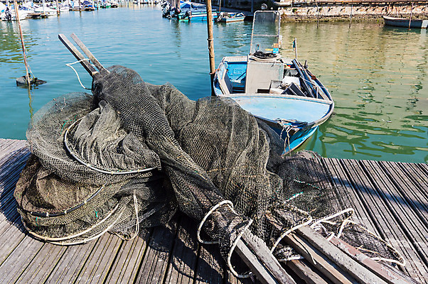 포토 JPG 해외이미지 전통 산업 밧줄 벽 바다 백그라운드 패턴 비즈니스 낚시 항해 어류 사람없음 목재 물 파란색 항구 장비 잡기 업무 그물 보트 해산물 묘사 오브젝트 상업 매듭 포트 올가미 망사 부표 석호 옛날 해외202004 해외포토 자연요소 나무 줄 컬러 무늬 배_교통 재료 교통시설 모션 레저 수중동물 직물 작업 파일형식 이미지허브