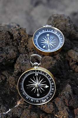 포토 JPG 해외이미지 모래 여행 백그라운드 컨셉 지도 비즈니스 자연 화살 산 건조 사람없음 야외 물 장미 금속 장비 탐험 바위 공구 선택 나침반 방향 심볼 오브젝트 사인 북쪽 동쪽 네비게이션 자석 남쪽 발견 서쪽 위도 지리 많음 해외202004 해외포토 자연요소 꽃 재질 돌_바위 도구 생태계 파일형식 이미지허브