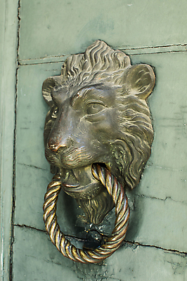 포토 JPG 해외이미지 동물 디자인 유럽 건축양식 주택 사람없음 야외 목재 장식 머리 문 마을 금속 이탈리아 수확 골동품 반지 사자 철 묘사 보안 대문 청동 옛날 철강 해외202004 해외포토 나무 건축 나라 농업 재료 장신구 포유류 재질 안전 건물 신체부위 파일형식 이미지허브