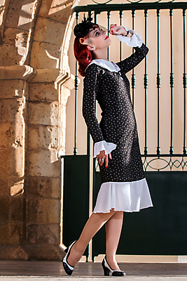 포토 JPG 해외이미지 전신 드레스 여자 포즈 거리 한명 야외 옆모습 올려보기 화려 복고 성인여자한명만 해외202004 해외포토 1 옷 뷰포인트 컨셉 모션 사람 여자한명만 성인여자만 파일형식 이미지허브