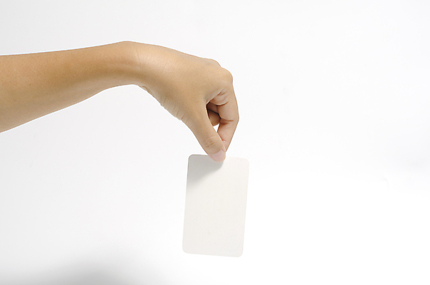 포토 JPG 해외이미지 손 종이 명함 실내 들기 신체부위 잡기 보여주기 목업 해외202004 해외포토 모션 사람 내부 파일형식 이미지허브