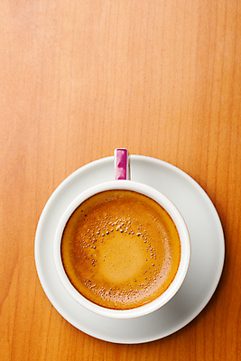 포토 JPG 해외이미지 커피 음료 탁자 아침 사람없음 컵 갈색 검은색 거품 카페 우유 머그컵 흰색 신선 뜨거움 아침식사 정상 가득함 컵받침 심플 아로마 카푸치노 에스프레소 내추럴 라떼 백자 카페인 해외202004 해외포토 주간 식기 컬러 가구 유제품 상점 식사 도자기 받침대 파일형식 이미지허브