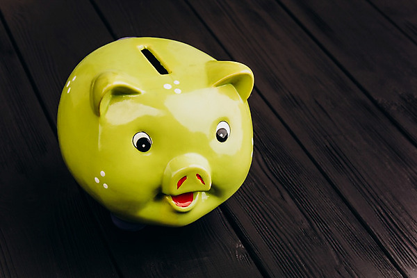 포토 JPG 해외이미지 백그라운드 컨셉 돈 비즈니스 탁자 바닥 주택 아이디어 안전 사람없음 목재 가로 금융 경제 파란색 상자 동전 어둠 저축 수확 돼지 재산 은퇴 질감 복고 보안 투자 이익 대출 계좌 옛날 자금 해외202004 해외포토 나무 컬러 가구 농업 재료 포유류 건물 파일형식 이미지허브