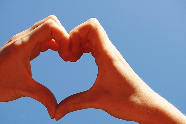 포토 JPG 해외이미지 모양 손 커플 여자 남자 감정 컨셉 손가락 관계 하늘 결혼식 함께함 발렌타인데이 사랑 사람없음 파란색 기쁨 하트 표현 신용카드 성형수술 연결 피부 서식 카피스페이스 해외202004 해외포토 컬러 결혼 데이이벤트 사람 신체부위 금융 공백 수술 파일형식 이미지허브