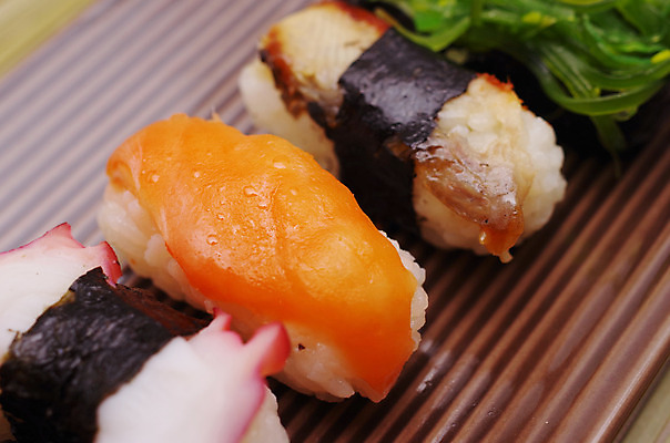 포토 JPG 해외이미지 전통 라이프스타일 접시 아시아 음식 다이어트 밥 새우 건강 어류 요리 사람없음 식당 일본 식사 저녁식사 초밥 해조류 해산물 문어 연어 건강식 일본음식 해외202004 해외포토 식기 나라 연체동물 갑각류 생활 상점 수중동물 해양식물 파일형식 이미지허브