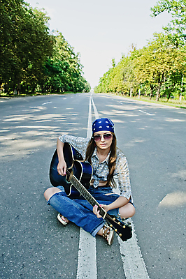 포토 JPG 해외이미지 주간 전신 여자 도로 음악 연주 한명 앉기 성인 야외 앞모습 기타 기타리스트 로큰롤 성인여자한명만 힙스터 해외202004 해외포토 자연요소 1 패션 길 뷰포인트 교통시설 모션 현악기 문화예술 사람 연주자 여자한명만 성인여자만 파일형식 이미지허브