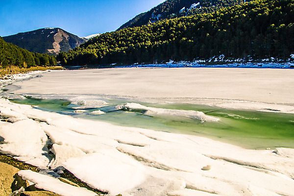 포토 JPG 해외이미지 유럽 호수 여행 겨울 자연 하늘 산 파노라마 풍경 사람없음 야외 가로 초록색 파란색 환경 계곡 냉동 얼음 하이킹 추위 흰색 소나무 황무지 숲 언덕 서리 온도 산봉우리 기후변화 깨짐 안도라 카피스페이스 해외202004 해외포토 자연요소 나무 계절 나라 컬러 컨셉 레저 날씨 촬영기법 공백 변화 생태계 봉우리 파일형식 이미지허브