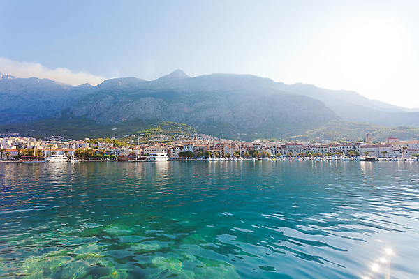 포토 JPG 해외이미지 전통 유럽 바다 여행 건축양식 자연 하늘 휴가 산 풍경 사람없음 물 여름 파란색 햇빛 평화 항구 수영 산책로 도시 만 역사 지중해 순수 언덕 엽서 암초 크로아티아 스카이라인 구시가지 터키석 해외202004 해외포토 자연요소 계절 건축 나라 길 컬러 컨셉 교통시설 태양 수상스포츠 보석 편지 생태계 파일형식 이미지허브