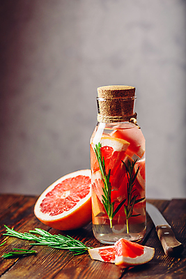 포토 JPG 해외이미지 단면 유리병 실내 사람없음 나이프 자몽 로즈메리 나무탁자 자몽에이드 자몽주스 해외202004 해외포토 식기 과일 탁자 병_용기 내부 칼 과일주스 허브 에이드 파일형식 이미지허브