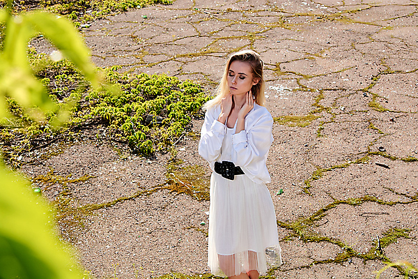 포토 JPG 해외이미지 백인 모델 라이프스타일 드레스 여자 행복 유럽 여행 셔츠 건강 한명 야외 치마 금발 유행 여행객 수확 도시 화려 우아함 타운 내추럴 화창 해외202004 해외포토 서양인 1 헤어스타일 옷 감정 나라 컨셉 상의 농업 하의 날씨 사람 생활 파일형식 이미지허브