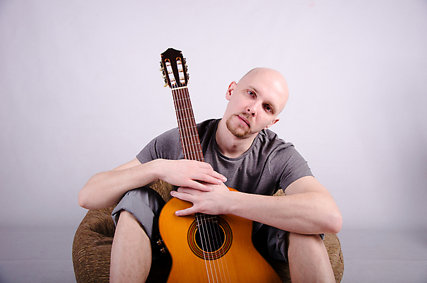 포토 JPG 해외이미지 남자 음악 회색배경 한명 사람 앉기 상반신 성인 앞모습 잡기 복고 기타리스트 성인남자한명만 해외202004 해외포토 1 뷰포인트 백그라운드 모션 문화예술 연주자 회색 남자한명만 성인남자만 파일형식 이미지허브