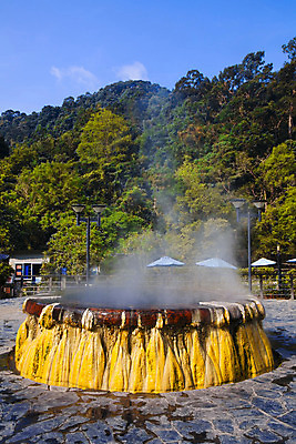 포토 JPG 해외이미지 나무 전통 바다 여행 자연 하늘 아침 새로움 산 풍경 사람없음 야외 물 여름 파란색 강 태양 반사 봄 바 뜨거움 더위 수증기 숲 화산 내추럴 지열 지질학 해외202004 해외포토 주간 자연요소 식물 계절 교육 컬러 컨셉 날씨 생태계 파일형식 이미지허브