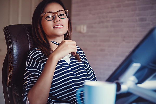 포토 JPG 해외이미지 직업 학생 라이프스타일 손 웰빙 계절 여자 교육 행복 아시아 안경 얼굴 의자 휴식 주택 아이디어 창조 한명 미소 사무실 펜 장비 자유 잡기 업무 체험 그리기 작업실 치아 그림 예술가 소프트웨어 프리랜서 해외202004 해외포토 1 잡화 감정 나라 가구 컨셉 비즈니스 모션 표정 사람 건물 생활 신체부위 필기구 작업 소화기관 파일형식 이미지허브