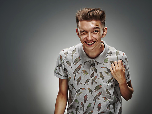 포토 JPG 해외이미지 백인 라이프스타일 남자 행복 감정 얼굴 한명 웃음 사람 성인 10대 가로 머리 표현 긍정 해외202004 해외포토 서양인 1 컨셉 청소년 표정 생활 신체부위 파일형식 이미지허브