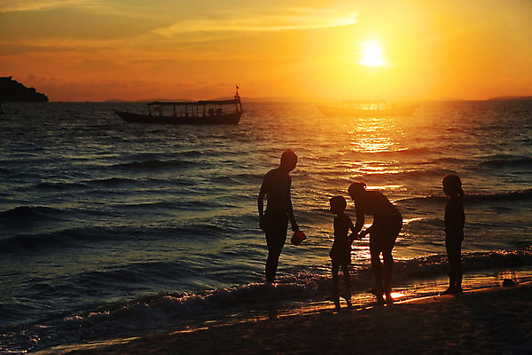 포토 JPG 해외이미지 전신 여자 남자 실루엣 어린이 바다 가족 휴가 함께함 서기 소년 여러명 성인 야외 부모 햇빛 일몰 해외202004 해외포토 다수 컨셉 관계 모션 촬영기법 사람 태양 노을 파일형식 이미지허브