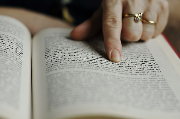 포토 JPG 해외이미지 손 교육 종이 문화 텍스트 손가락 사람없음 책 스터디 독서 정보 닫기 인쇄 편지 읽기 교과서 문학 페이지 해외202004 해외포토 모션 교재 신체부위 학습 파일형식 이미지허브