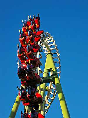 포토 JPG 해외이미지 주간 행복 곡선 발 하늘 휴식 야외 신체부위 빨간색 파란색 맑음 놀이공원 주말 롤러코스터 해외202004 해외포토 자연요소 감정 선 컬러 컨셉 날씨 사람 테마파크 놀이기구 파일형식 이미지허브