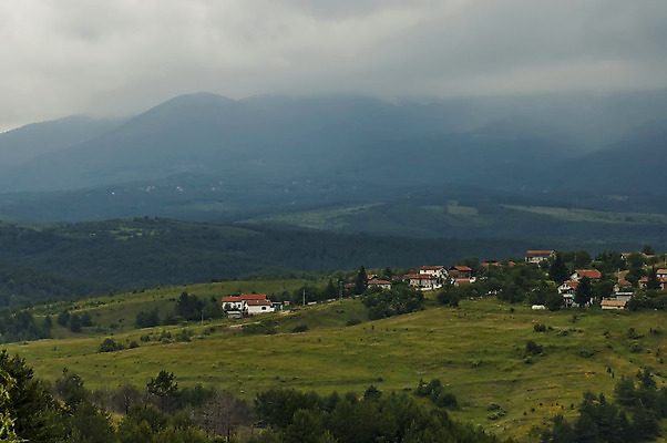 포토 JPG 해외이미지 나무 구름 계절 꽃 유럽 도로 건축양식 하늘 산 주택 풍경 경사 사람없음 야외 건물 목재 여름 여행객 마을 계곡 산책 하이킹 숲 장면 방문 침엽수 불가리아 웅장함 절정 해외202004 해외포토 자연요소 식물 건축물 건축 나라 길 재료 교통시설 레저 휴식 사람 파일형식 남유럽 이미지허브