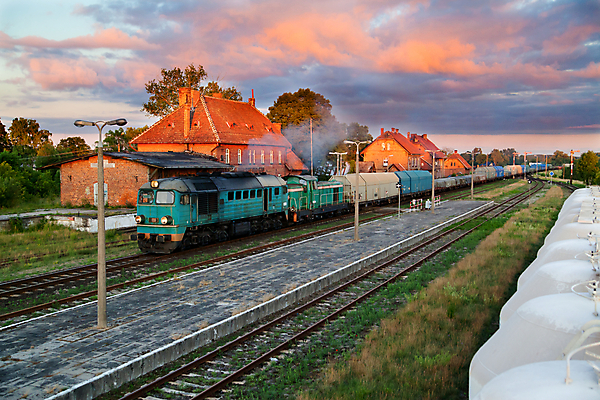 포토 JPG 해외이미지 주간 주택 풍경 사람없음 야외 마을 일몰 기찻길 기차 화물기차 해외202004 해외포토 자연요소 육상교통 대중교통 건물 노을 파일형식 이미지허브