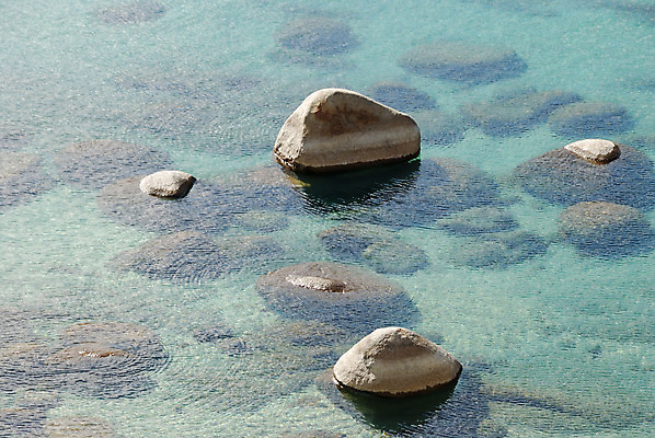 포토 JPG 해외이미지 호수 백그라운드 자연 풍경 사람없음 야외 초록색 물 파란색 햇빛 태양 젖음 바위 땅 묘사 암초 침몰 해외202004 해외포토 자연요소 컬러 돌_바위 생태계 파일형식 이미지허브