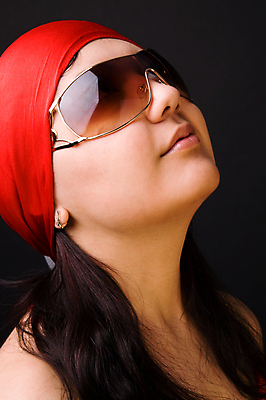 포토 JPG 해외이미지 모델 캐릭터 1 응시 옷 여자 행복 안경 얼굴 포즈 한명 사람 20대 성인 빨간색 갈색 머리 유행 검은색 표현 입술 개성 다민족 유일 해외202004 해외포토 시선 잡화 감정 컬러 청년 신체부위 파일형식 이미지허브