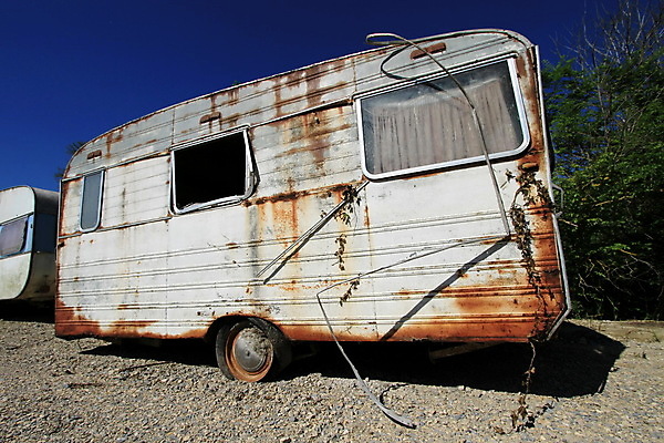 포토 JPG 해외이미지 여행 창문 자동차 자연 하늘 모바일 휴가 주택 사람없음 야외 파란색 침묵 손상 캠핑 흰색 시골 바퀴 거친 황폐 쓰레기 폐기물 버리기 폐허 낭비 땅바닥 숨기 썩음 옛날 카라반 파멸 해외202004 해외포토 육상교통 컬러 컨셉 모션 레저 바닥 건물 소리 생태계 캠핑카 파일형식 소멸 이미지허브