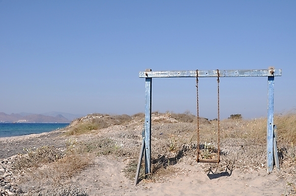 포토 JPG 해외이미지 1 행복 어린이 모래 바다 장난 자연 놀이 하늘 사람없음 야외 목재 파란색 모래사장 기쁨 향수 그리스 그네 부식 그리스인 내추럴 옛날 해외202004 해외포토 서양인 나무 감정 유럽 컬러 재료 사람 화장품 생태계 파일형식 이미지허브