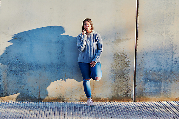 포토 JPG 해외이미지 학생 손 응시 여자 백그라운드 인터넷 텍스트 통신 성공 모바일 새로움 갈색머리 세포 한명 사람 성인 스마트폰 핸드폰 독서 흰색 잡기 오픈 입 메시지 스마트 긍정 충격 부름 타입 고립 문자메시지 셀룰러 해외202004 해외포토 1 헤어스타일 시선 컬러 컨셉 모션 신체부위 전자제품 스마트기기 파일형식 이미지허브