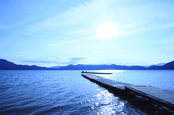 포토 JPG 해외이미지 여행 자연 하늘 휴가 풍경 사람없음 야외 물 여름 파란색 반사 내추럴 해외202004 해외포토 자연요소 계절 컬러 생태계 파일형식 이미지허브