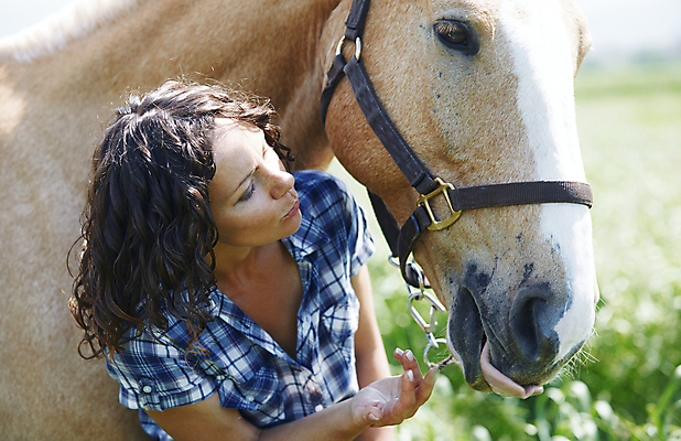 포토 JPG 해외이미지 동물 백인 1 라이프스타일 여자 행복 포유류 관계 포옹 함께함 사랑 한명 사람 야외 가로 반려동물 갈색 머리 가축 목장 우정 기쁨 시골 심플 주말 주인 돌봄 방목장 진짜 초식 해외202004 해외포토 서양인 감정 컬러 컨셉 안기 모션 생활 신체부위 친구 파일형식 이미지허브