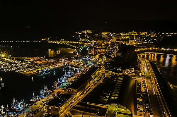 포토 JPG 해외이미지 자동차 전등 거리 사람없음 야외 건물 물 도시풍경 컬러풀 검은색 어둠 도시 보트 스페인 야간 리빙 넘어짐 해외202004 해외포토 자연요소 건축물 유럽 육상교통 컬러 배_교통 모션 조명 풍경 파일형식 이미지허브