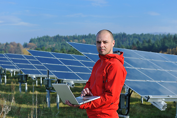 포토 JPG 해외이미지 주간 남자 하늘 한명 들기 상반신 성인 야외 옆모습 노트북 태양에너지 집열판 성인남자한명만 해외202004 해외포토 자연요소 1 뷰포인트 모션 사람 전자제품 그린에너지 남자한명만 성인남자만 파일형식 이미지허브