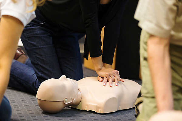 포토 JPG 해외이미지 여자 남자 어린이 여러명 상반신 성인 하반신 무릎꿇기 연습 심폐소생술 어린이만 자동제세동기 흉부압박 해외202004 해외포토 다수 의학 모션 사람 파일형식 이미지허브