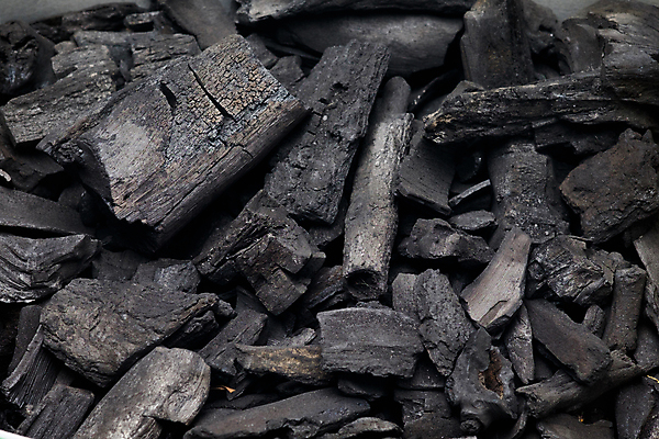 포토 JPG 해외이미지 음식 조각 백그라운드 불 사람없음 목재 빛 검은색 어둠 에너지 금지 뜨거움 그릴 바비큐 가루 질감 연료 숯 석탄 여신 화상 해외202004 해외포토 자연요소 나무 컬러 재료 주방용품 상처 파일형식 이미지허브