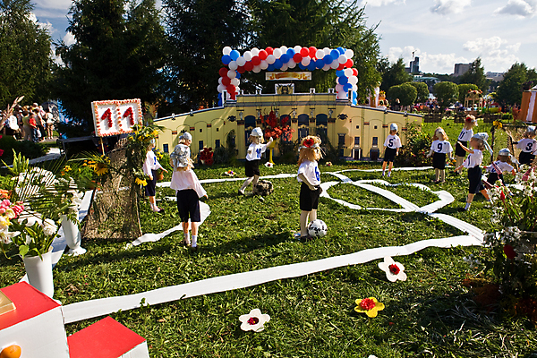 포토 JPG 해외이미지 어린이 스포츠 신발 밭 놀이 사람없음 야외 초록색 축구 힘 게임 그룹 가죽 5 세대 양발 해외202004 해외포토 컬러 농업 사람 숫자 구기 파일형식 이미지허브