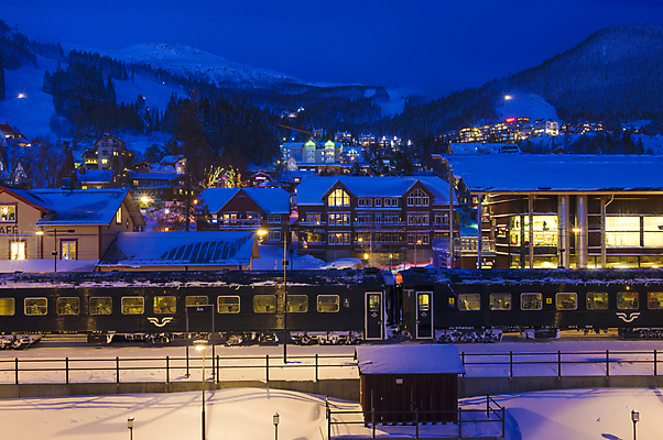 포토 JPG 해외이미지 계절 유럽 스포츠 여행 백그라운드 겨울 자국 자연 하늘 휴가 스키 산 풍경 경사 사람없음 야외 태양 얼음 추위 흰색 언덕 휴양지 리프트 스키선수 내추럴 눈내림 해외202004 해외포토 자연요소 나라 컬러 겨울스포츠 운동선수 눈_날씨 장소 생태계 파일형식 이미지허브