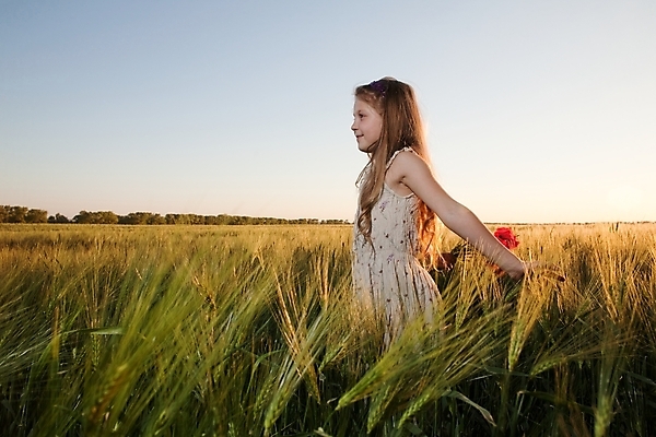 포토 JPG 해외이미지 여자 꽃 딸 행복 어린이 밭 자연 한명 사람 야외 일몰 봄 자유 시골 땅 보리 양귀비 해외202004 해외포토 식물 1 계절 감정 컨셉 농업 가족 곡류 노을 생태계 파일형식 이미지허브