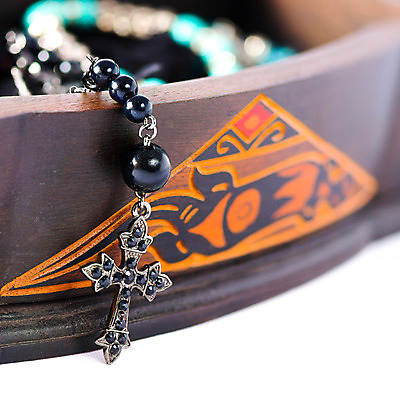 포토 JPG 해외이미지 모양 기독교 종교 조각 백그라운드 십자가 패턴 목걸이 선물 사람없음 목재 상자 갈색 믿음 검은색 희망 천주교 수확 골동품 흰색 기도 오픈 예수 역사 재산 가죽 보석 집중 사인 싱글 복고 신성 보물 묵주 목각 궤 신앙심 옛날 장식함 스타일 해외202004 해외포토 나무 감정 컬러 컨셉 무늬 농업 재료 장신구 종교용품 금융 신_종교 광석 파일형식 이미지허브