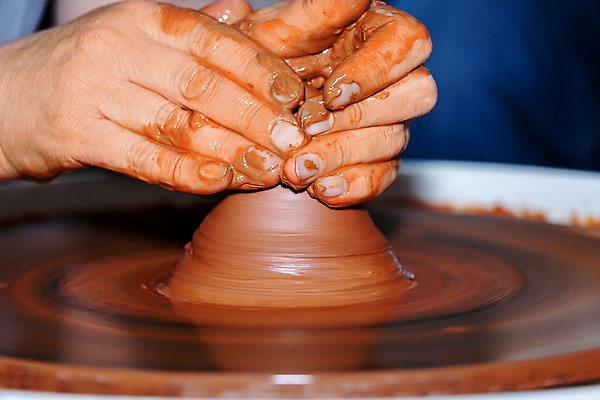 포토 JPG 해외이미지 모양 전통 손 디자인 조각 손가락 기술 창조 미술 사람없음 갈색 젖음 터치 엄지손가락 업무 작업 바퀴 도자기 감각 원주민 매끈함 디자이너 유연 만들기 예술가 점토 진흙 토기 장인 조형 수공예 조절 곰팡이 도예가 인내 해외202004 해외포토 직업 컬러 모션 문화예술 신체부위 용기_그릇 아프리카인 공예 파일형식 이미지허브